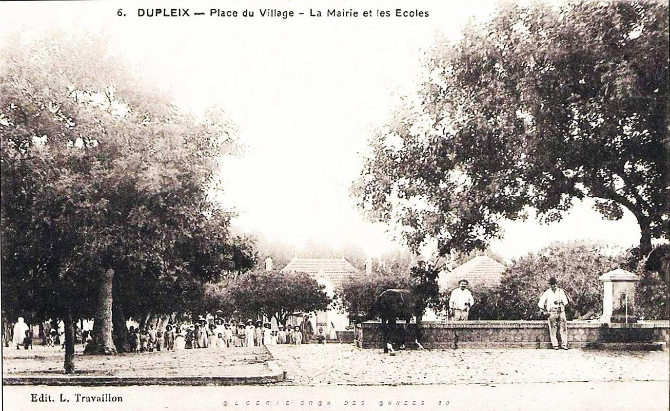 808- Dupleix - Place du village - Mairie et ecoles.jpg